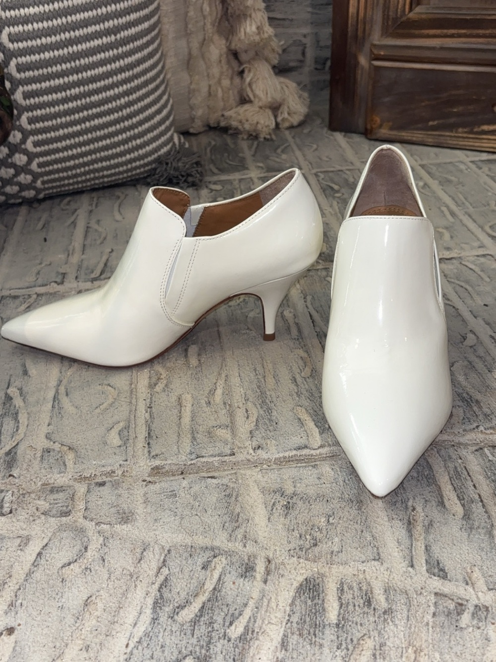 Tory Burch White Pointed Patent Leather Slip-On Mules - Picture 2 of 4